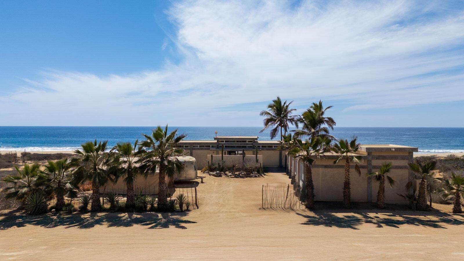 Salty'S Beach House, Pacific
