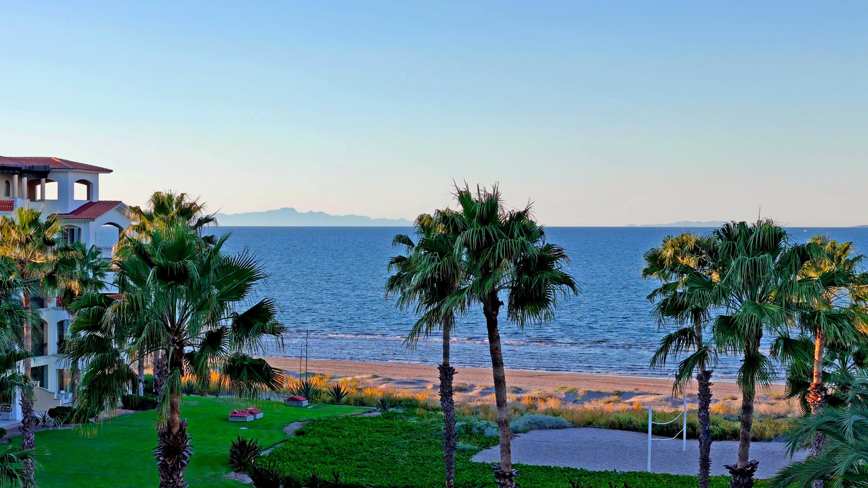 C402 Avenitda Palmeras, Beach Condo Paraiso del Mar, La Paz